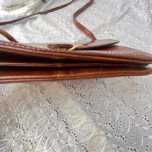 Vintage George Town Elegant Brown Leather Shoulder Bag/Crossbody - Picture 5 of 8